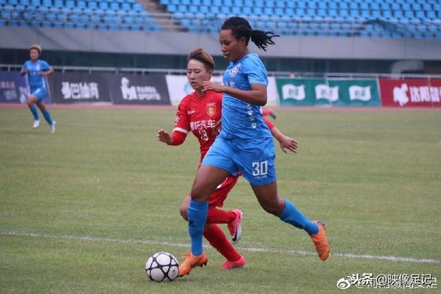 浪漫之旅！杰伦·格林与41岁女友携手漫步广州街头